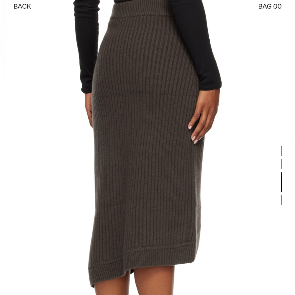 LVIR - Elegant Ribbed Knit Skirt - Brown